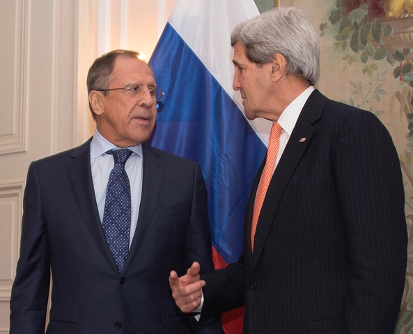 Na archívnej snímke vľavo ruský minister zahraničných vecí Sergej Lavrov a vpravo americký minister zahraničných vecí John Kerry