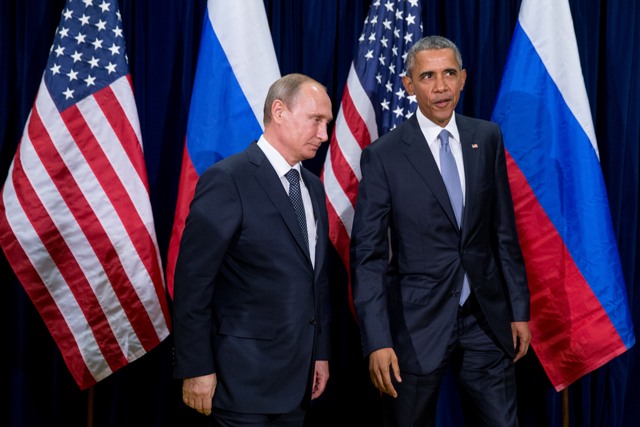 Na archívnej snímke dosluhujúci americký prezident Barack Obama (vpravo) so svojím ruským partnerom Vladimirom Putinom