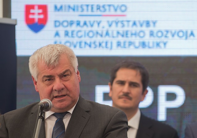 Na snímke vľavo minister dopravy, výstavby a regionálneho rozvoja SR Árpád Érsek