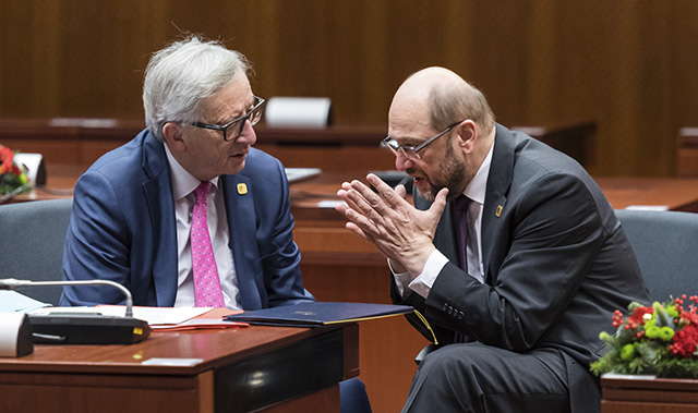 Predseda Európskeho parlamentu Martin Schulz (vpravo) sa rozpráva s predsedom Európskej komisie Jeanom-Claudeom Junckerom