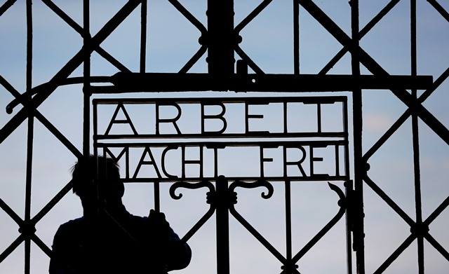 Na snímke  kováč pracuje na replike otváracích dverí bývalého nacistického koncentračného tábora Dachau s nápisom "Arbeit macht frei"  (Práca oslobodzuje)