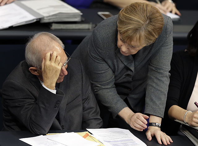Nemecká kancelárka Angela Merkelová (vpravo) a nemecký minister financií Wolfgang Schäuble