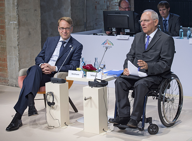  Na snímke nemecký minister financií Wolfgang Schäuble (vpravo) a prezident nemeckej centrálnej banky Jens Weidmann