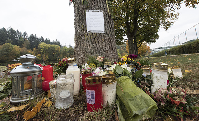 kvety a sviečky strom miesto vraždy študentky rieka Dreisam, Freiburg