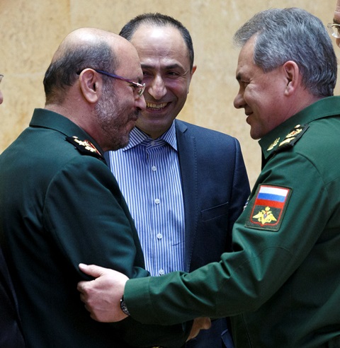 Na snímke ruský minister obrany  Sergej Šojgu (vpravo) a jeho iránsky rezortný kolega  Hosejn Dehkán
