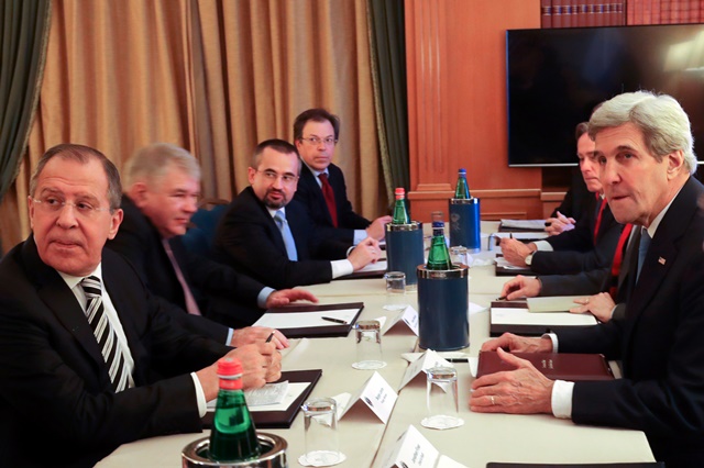 Americký minister zahraničných vecí John Kerry (vpravo) počas stretnutia so svojím ruským rezortným partnerom Sergejom Lavrovom