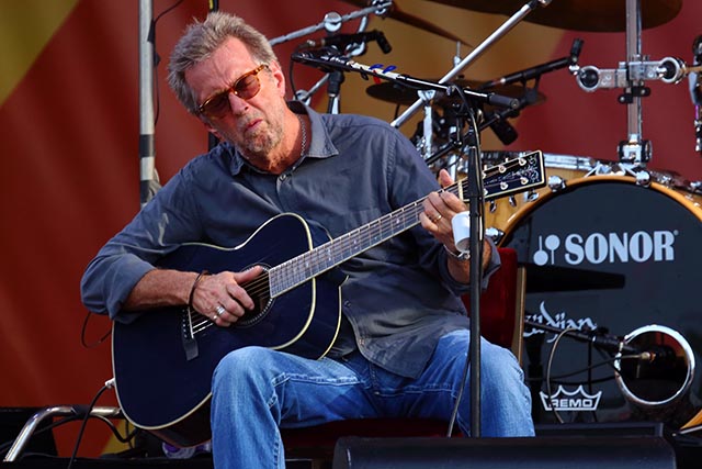 Na archívnej snímke z 27. apríla 2014 anglický rockový gitarista, spevák a skladateľ Eric Clapton 