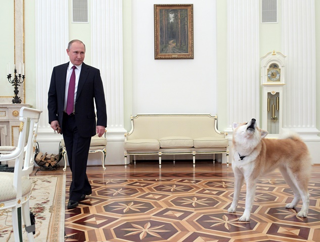 Na snímke ruský prezident Vladimir Putin so svojim psom Jumom