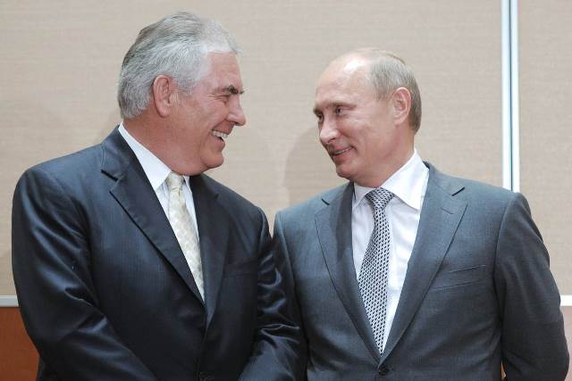 Na snímke Rex Tillerson a Vladimir Putin