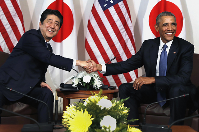 Americký prezident Barack Obama (vpravo) a japonský premiér Šinzó Abe