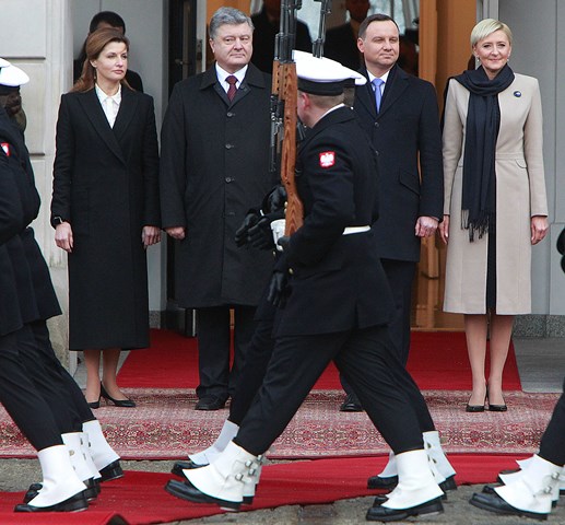Na snímke druhý zľava ukrajinský prezident Petro Porošenko, vľavo jeho manželka Maryna Porošenková, druhý sprava poľský prezident Andrzej Duda a vpravo jeho manželka Agata Kornhauserová-Dudová počas uvítacieho ceremoniálu vo Varšave