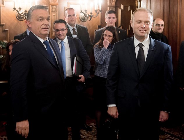 Maďarský premiér Viktor Orbán (vľavo) prichádza so svojím maltským partnerom Josephom Muscatom na stretnutie