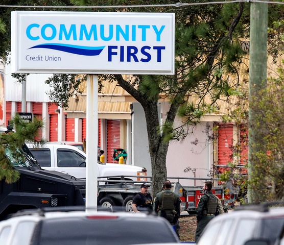 Policajti sú pred bankou Community First Credit Union počas rukojemníckej drámy v meste Jacksonville v americkom štáte Florida