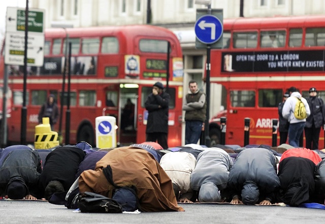 Ilustračná snímka: Moslimovia sa modlia na ulici pred centrálnou mešitou v severnom Londýne