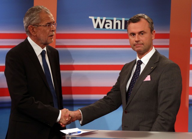 Na snímke kandidát pravicovej populistickej Slobodnej strany Rakúska (FPO) Norbert Hofer (vpravo) a jeho súper, bývalý šéf rakúskych Zelených Alexander Van der Bellen