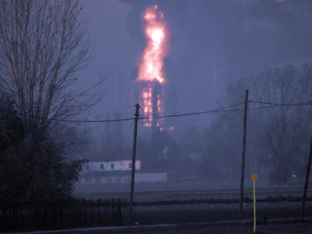 Na snímke plameň po výbuchu v jednej z najväčších rafinérií v krajine v obci Sannazzaro de' Burgondi v provincii Pavia severne od Milána