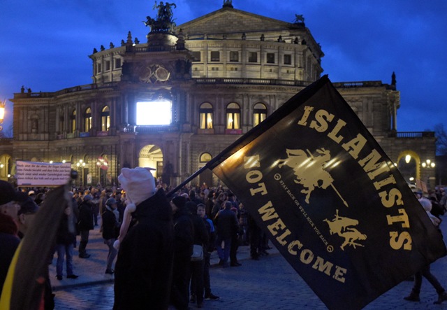 Ilustračné foto: Demonštranti sa zhromažďujú počas demonštrácie skupiny PEGIDA proti islamizácii Západu pred budovou opery Semperoper v Drážďanoch 