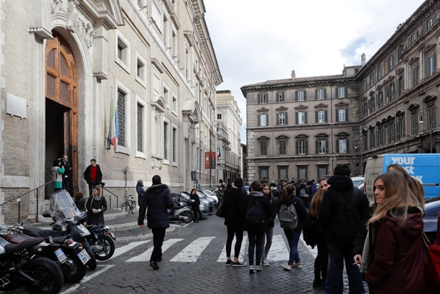 Ľudia stoja pred evakuovanou školou 18. januára 2017 v Ríme. Tri zemetrasenia v priebehu jednej hodiny zasiahli dnes dopoludnia oblasť stredného Talianska, ktorú vlani postihla ničivá séria otrasov zeme