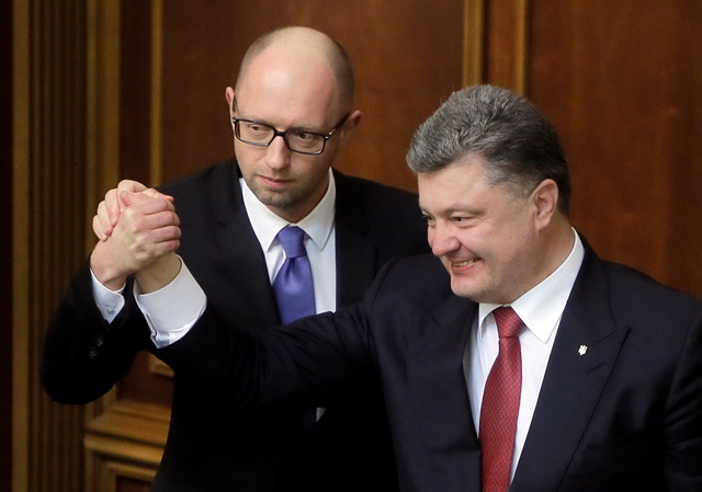 Na archívnej snímke ukrajinský prezident Petro Porošenko (vpravo) a ukrajinský premiér Arsenij Jaceňuk