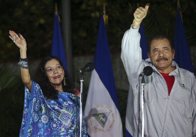 Na archívnej snímke Daniel Ortega (vpravo) a jeho manželka Rosario Murillová