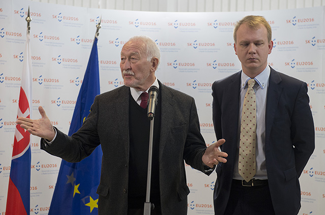 Na snímke predseda Zahraničného výboru NR SR František Šebej (vľavo)