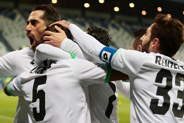 Na snímke vľavo hráč Ceseny Karim Laribi oslavuje víťazný gól so spoluhráčmi v osemfinále Talianskeho pohára vo futbale  U.S. Sassuolo Calcio – AC Cesena (1:2) 