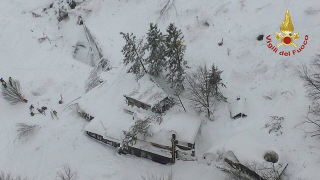 Na videosnímke pohľad na hotel Rigopiano zasiahnutého lavínou 19. januára 2017 v talianskej Farindole