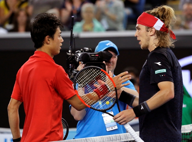 Japonský tenista Kei Nišikori (vľavo) si podáva ruku s porazeným Slovákom Lukášom Lackom po jeho výhre v treťom kole tenisového grandslamového turnaja Australian Open v Melbourne