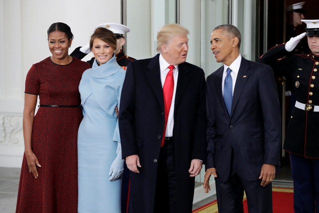 Odchádzajúci americký prezident Barack Obama (vpravo) s manželkou Michelle (vľavo) a nastupujúci americký prezident Donald Trump so svojou manželkou Melaniou pózujú pred vchodom do Bieleho domu vo Washingtone 20. januára 2017