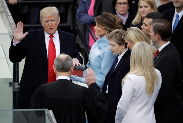 Donald Trump skladá prísahu ako 45. prezident Spojených štátov amerických pred predsedom Najvyššieho súdu USA Johnom Robertsom v centre Washingtonu 20. januára 2017