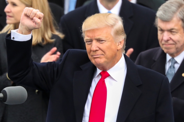 Donald Trump zdvíha päsť po tom, čo zložil prísahu ako 45. prezident Spojených štátov amerických v centre Washingtonu 20. januára 2017