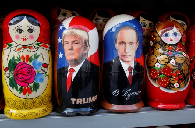 Na snímke matriošky s novozvoleným americkým prezidentom Donaldom Trumpom a ruským prezidentom Vladimirom Putinom v predajni suvenírov 20. januára 2017 v Petrohrade