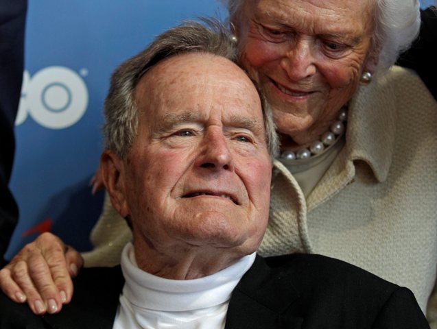 Na snímke bývalý americký prezident George Bush a jeho manželka Barbara 