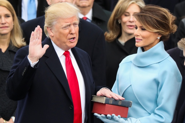 Donald Trump skladá prísahu ako 45. prezident Spojených štátov amerických, vpravo sa pozerá manželka Melania Trumpová v centre Washingtonu 20. januára 2017