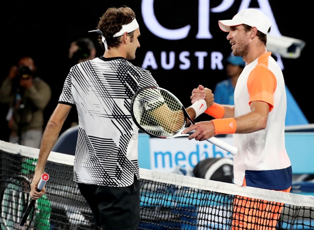 Na snímke vľavo švajčiarsky tenista Roger Federer postúpil do semifinále mužskej dvojhry na grandslamovom turnaji Australian Open v Melbourne po víťazstve vo štvrťfinále nad Nemcom Mischom Zverevom (vpravo) 6:1, 7:5 a 6:2