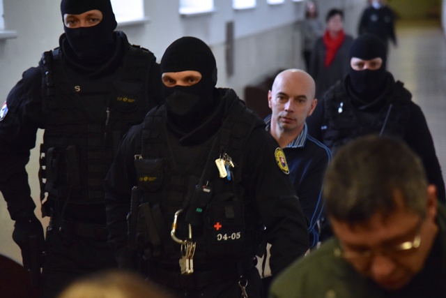 Na snímke obžalovaný Richard B. prezývaný Kofola prichádza v putách na pojednávanie v prípade vraždy zakladateľa bratislavskej skupiny sýkorovcov Miroslava Sýkoru, 31. januára 2017