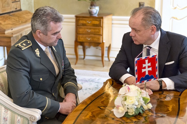 Na snímke vpravo prezident SR Andrej Kiska prijal 8. novembra 2016 v Prezidentskom paláci v Bratislave prezidenta Policajného zboru Tibora Gašpara