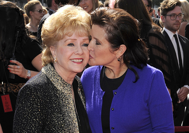 Na archívnej snímke z 10. septembra 2011 je vľavo Debbie Reynoldsová a vpravo jej dcéra Carrie Fisherová 