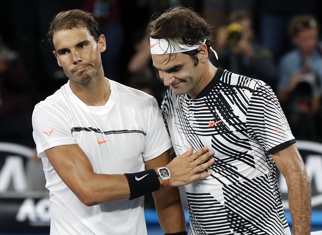 Švajčiarsky tenista Roger Federer (vpravo) a Španiel Rafael Nadal si podávajú ruky po finále mužskej dvojhry na grandslamovom turnaji Australian Open v Melbourne 29. januára 2017
