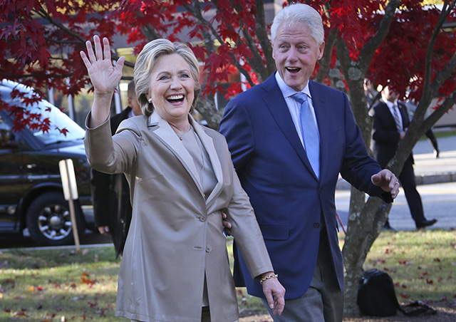 Na archívnej snímke z 8. novembra 2016 demokratická kandidátka na prezidenta Spojených štátov Hillary Clintonová a jej manžel Bill Clinton