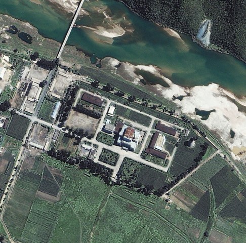 Na satelitnej snímke  jadrové stredisko v Jongbjone