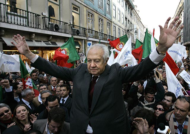 Na archívnej snímke Mario Soares - bývalý ortugalský prezident.