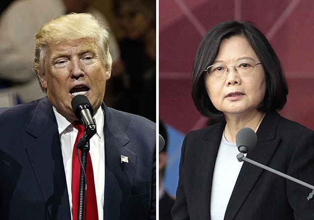 Na kombosnímke vľavo novozvolený americký prezident Donald Trump reční 1. decembra 2016 v Cincinnatti a vpravo tajwanská prezidentka Cchaj Jing-wen 10. októbra 2016 v Tchaj-peji. 