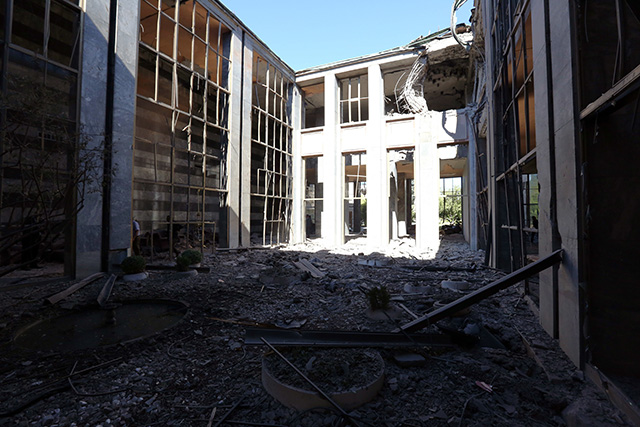 Na snímke pohľad na exteriér poškodenej budovy tureckého parlamentu po bombardovaní vojenskými vrtuľníkmi 16. júla 2016 v Ankare. Ilustračné foto