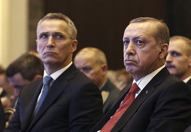 Turecký prezident Recep Tayyip Erdogan (vpravo) a generálny tajomník NATO Jens Stoltenberg