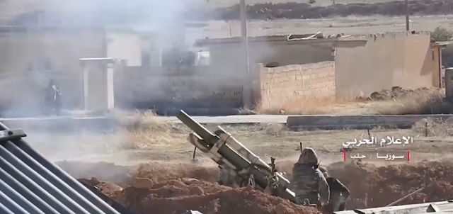 Na snímke z videa členovia sýrskej armády strieľajú na pozície ISIS