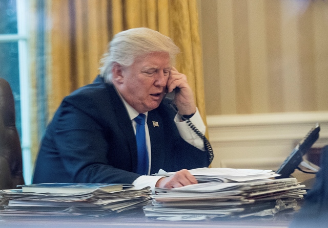 Americký prezident Donald Trump (vľavo)  telefonuje s nemeckou kancelárkou Angelou Merkelovou v Oválnej pracovni Bieleho domu 