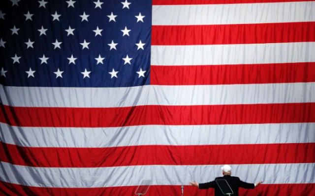 Na snímke Donald Trump salutuje americkú zástavu