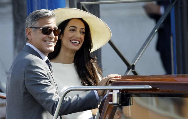 Americký herec George Clooney a jeho manželka britsko-libanonská právnička a obhajkyňa ľudských práv Amal 