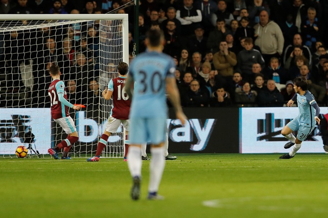 Na snímke vpravo hráč City Savid Silva strieľa gól v zápase 23. kola anglickej futbalovej Premier League West Ham United - Manchester City 